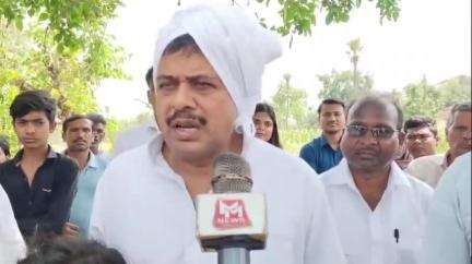 बांका: सांसद व विधायक ने आपदा विभाग से पीड़ित परिवार को मिलने वाले चार चार लाख का चेक देकर सांत्वना व्यक्त की.