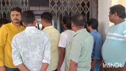 मुंगेर: कलावा बांधने को लेकर विद्यालय में बच्चों के साथ मारपीट, परिजनों ने किया हंगामा