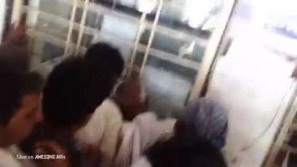 hospital mai parchi nahi kat rahe hai yaha par atyadhik bhid bhi hai jisase logo pareshani aa rahi haai
