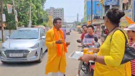মেদিনীপুর: মহাদেবের আগুন ঝাঁপ, মেদিনীপুরের রাস্তায় শরবত ও খাবার নিয়ে দাঁড়িয়ে বিজেপি কর্মীরা
