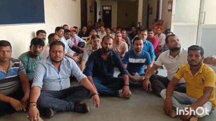 मुंगेर: विश्वविद्यालय के आउटसोर्स कर्मचारियों ने लंबित मानदेय और नियमितीकरण की मांग को लेकर अनिश्चितकालीन हड़ताल शुरू की
