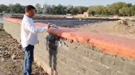 જૂનાગઢ: ભાજપના નગરસેવક જયેશ બોઘરાએ નરસિંહ મહેતા તળાવ બ્યુટીફિકેશનના દીવાલના કામમાં નબળા બાંધકામને લઈ વિડીયો વાયરલ કર્યો