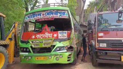 দাসপুর ১: ঘাটাল মেদিনীপুর রাজ্য সড়কের দাসপুরের হরিরামপুরে ভয়াবহ বাস দুর্ঘটনা