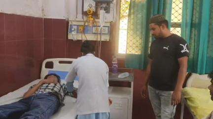 रामपुर: रामपुर रोडवेज के पास नशे की हालत में मिले युवक को जिला अस्पताल में कराया गया भर्ती, जहर खुरानी के शिकार होने की आशंका