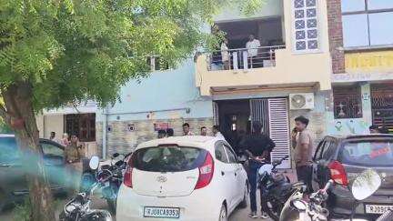 बेगुं: बेगू नगर के चौथ माता कॉलोनी में 26 वर्षीय अध्यापक ने अज्ञात कारणों से फांसी लगाकर की आत्महत्या