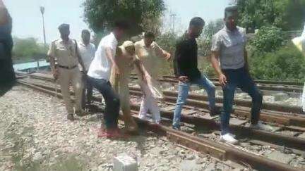 भीलवाड़ा: रेलवे फाटक के समीप रेलवे लाइन क्रॉस करते समय महिला ट्रेन की चपेट में आई, घायल महिला को जिला अस्पताल में कराया भर्ती