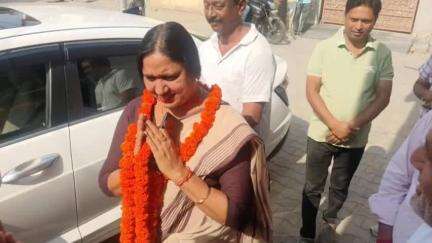 जगाधरी: वार्ड नंबर 21 के राजीव गार्डन में सड़क का औचक निरीक्षण करने पहुंची निगम मेयर, लोगों की जन समस्याओं को भी सुना
