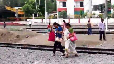 નવસારી: નવસારી જલાલપોર ફાટક પરથી આવતા જતા રાહદારીને ચોમાસા દરમ્યાન ફૂટ ઓવરબ્રિના અભાવે અવરજવર માટે મુશ્કેલી #jansamasya