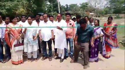 পাড়া: পাড়া ব্লকের দেউলী গ্রাম পঞ্চায়েতের অন্তর্গত ট্যাঁড়া থেকে আড্ডা পর্যন্ত ঢালাই রাস্তার কাজের উদ্বোধন করা হলো