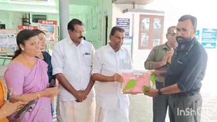 കോട്ടയം: ജില്ലാ വെറ്റിനറി കേന്ദ്രത്തിൽ മൊബൈൽ യൂണിറ്റുകളുടെ ഉദ്ഘാടനം  കൊടിമതയിൽ തിരുവഞ്ചൂർ രാധാകൃഷ്ണൻ എം.എൽ.എ ഉദ്ഘാടനം ചെയ്തു