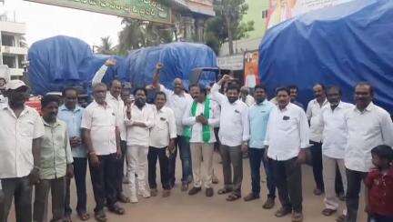 ముక్తేశ్వరం కూడలిలో ధాన్యం లోడుతో వైసీపీ శ్రేణుల ధర్నా