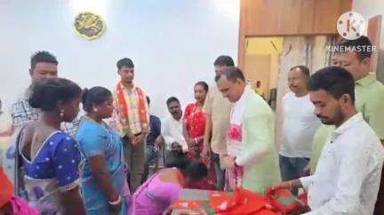 সৰুপথাৰ: বিৰোধী দলৰ পৰা পঞ্চায়ত নিৰ্বাচনত জয়ী হৈ বি জে পি বিধায়কৰ ভৰিত ধৰি সৰুপথাৰত বি জে পি দলত যোগদান দলে বলে পাৰ্থীৰ