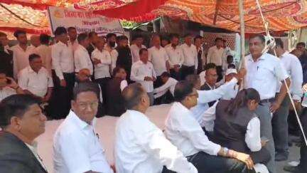 अजमेर: अजमेर में अधिवक्ता की गिरफ्तारी के मामले में अधिवक्ताओं ने चलाया हस्ताक्षर अभियान, रखी अपनी मांग