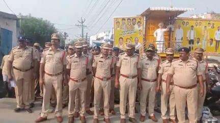 పల్నాడు జిల్లా,లగడపాడులో కార్డెన్ అండ్ సెర్చ్ చేపట్టిన పోలీసులు