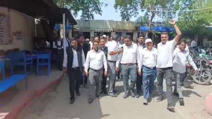 अजमेर: किशनगढ़ थाना अधिकारी भीकाराम की बर्खास्तगी को लेकर अधिवक्ताओं का चौथा दिन भी आंदोलन जारी