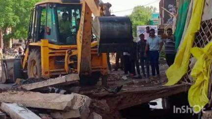 अंबाह: अम्बाह नगर पालिका ने चुंगी नाके से अतिक्रमण हटाया, नाले की सफाई भी की