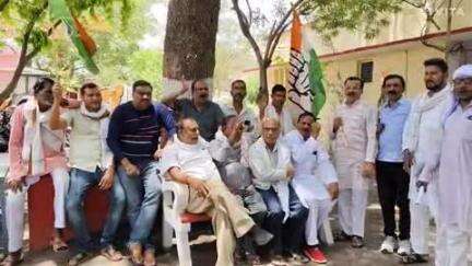 निवाड़ी: निवाड़ी थाने में पहुंचे कांग्रेसी नेता कहा सैनिक बेटी सोफिया के खिलाफ अभद्र बोलने वाले बीजेपी मंत्री पर मामला दर्ज करो