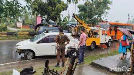 চাবুৱা: চাবুৱাৰ ৩৭ নং ৰাষ্ট্ৰীয় ঘাইপথৰ পেট্ৰল পাম্পৰ সমীপত ভয়ংকৰ পথ দুৰ্ঘটনা সংঘটিত, গুৰুতৰভাৱে আহত চাৰিজন লোক