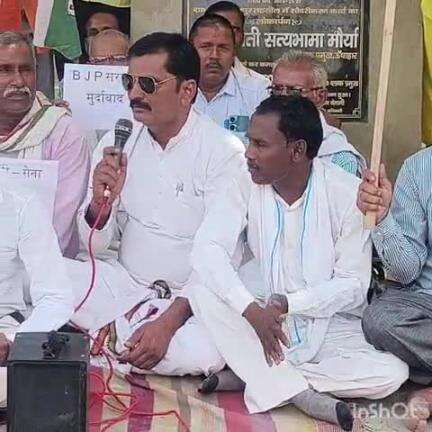 ऊंचाहार: एमपी सरकार के मंत्री द्वारा कर्नल सोफिया कुरैशी पर दिए गए बयान के विरोध में तहसील में धरने पर बैठे कांग्रेस कार्यकर्ता