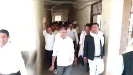 कोरांव: अधिवक्ता के घर चोरी का मुकदमा न लिखे जाने पर अधिवक्ताओं ने तहसील मुख्यालय पर किया बहिष्कार, कार्यालय बंद कराए