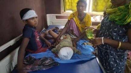 गोड्डा: बाबूपुर गांव में हाईवा की चपेट में आने से बाइक सवार भाई-बहन जख्मी, महागामा सीएचसी से सदर अस्पताल रेफर