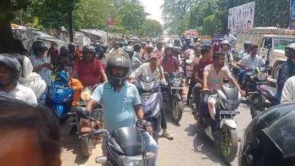 दरभंगा: दरभंगा में नेता प्रतिपक्ष के आगमन पर जिला प्रशासन ने यातायात रोका, चिलचिलाती धूप में लोग परेशान