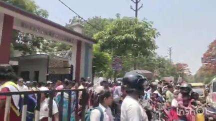 मुंगेर: पीपलपाती रोड पर स्कूल छुट्टी के समय ट्रक घुसने से यातायात बाधित, स्कूली बच्चे गर्मी में परेशान