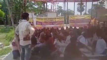 भगवानपुर: भगवानपुर प्रखंड कार्यालय के स्थानांतरण के विरोध में प्रखंड परिसर में एक दिवसीय धरना प्रदर्शन का आयोजन किया गया