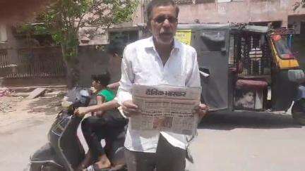 भीलवाडा के घमेन्द्रशर्मा ने गोदीमीडिया के पेपर को जलाकर विरोध किया भारतीय मीडिया पर जो झुठ चलाया जाता हे विरोध किया
