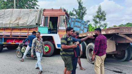 ಚಾಮರಾಜನಗರ: ನಗರದಲ್ಲಿ ಲಾರಿಗಳು ನಡುವೆ ಮುಖಮುಖಿ ಡಿಕ್ಕಿ, ಪ್ರಾಣಾಪಾಯದಿಂದ ಚಾಲಕರು ಪಾರು