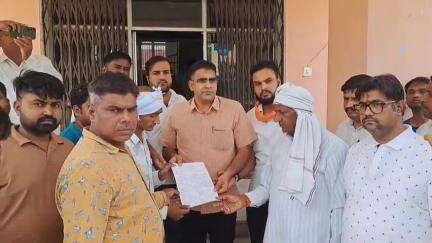 चिड़ावा: चिड़ावा का दलीप हत्याकांड मामला, 48 घंटे में गिरफ्तारी की मांग, परिजनों और सर्वसमाज ने डीवाईएसपी को सौंपा ज्ञापन
