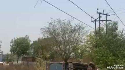 लालगंज: कठवार गांव में अनियंत्रित हाइवा ट्रक ने सड़क किनारे खड़े विद्युत पोल में टक्कर मारी, करीब 35 गांवों की सप्लाई हुई बंद