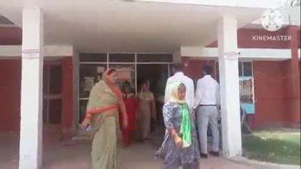 भिवानी: दुर्गा कॉलोनी निवासियों ने पीने के पानी की समस्या को लेकर लघु सचिवालय के बाहर किया प्रदर्शन jansamasya