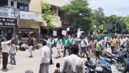 ಚಾಮರಾಜನಗರ: ನಗರದಲ್ಲಿ ಸ್ಮಾರ್ಟ್ ಮೀಟರ್ ಅಳವಡಿಕೆ ಖಂಡಿಸಿ ರೈತರ ಧರಣಿ; ಅಣಕು ಶವಯಾತ್ರೆ ನಡೆಸಿ ಆಕ್ರೋಶ