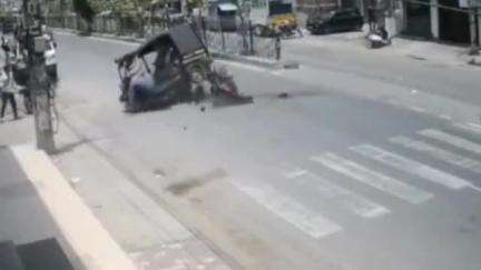 रोहतक: रोहतक शिला बाईपास पर ऑटो और बाइक की टक्कर, ऑटो पलट गया, CCTV फुटेज सामने आया