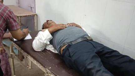 NH-30 पर पर्सवाहि के पास तेज रफ्तार बाइक आवारा पशुओं से टकराई, दंपति घायल, CHC में किया गया इलाज