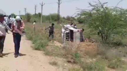लोहावट: आऊ ओसियां सड़क मार्ग पर मतोड़ा लाखेटा के बीच हुआ सड़क हादसा