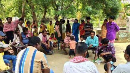 चंदनकियारी: नूतनडीह गांव में सहदेव हत्याकांड के शोक संतप्त परिजनों से मिले पूर्व मंत्री अमर बाउरी