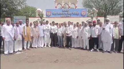झुंझुनू: लांबा और नालवा पंचायतों को पिलानी में शामिल करने का विरोध, कलक्ट्रेट पर दोनों ग्राम पंचायत के ग्रामीणों ने किया प्रदर्शन
