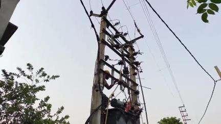 বারাসাত ১: কাশিমপুর নতুন পাড়ায় বিদ্যুতের ভোল্টেজ সমস্যার সমাধান, বসানো হলো নতুন ট্রান্সফরমার#jansamasya