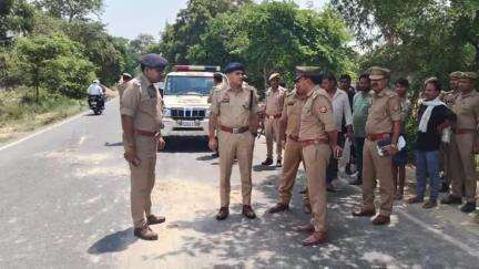संडीला: कासिमपुर के हरदलमऊ के पास हुए हादसे की जानकारी लेने एसपी मौके पर पहुंचे, बोले पुलिस ट्रक की तलाश कर रही है