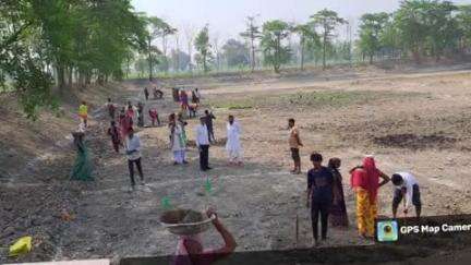 गोंडा: ग्राम पंचायत बिशुनपुर बेरिया में मनरेगा के तहत तालाब की खुदाई करवाई जा रही है, ग्रामीणों को मिल रहा है रोजगार
