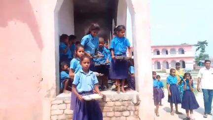 बेलदौर: सरस्वती नगर इतमादी का मध्य विद्यालय कई समस्याओं से जूझ रहा है, शिक्षकों ने लगाए गंभीर आरोप