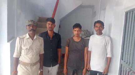 पुपरी: भिट्ठा मोर के निकट, मध निषेध थाना पुपरी की पुलिस ने नशे में धुत तीन लोगों को किया गिरफ्तार