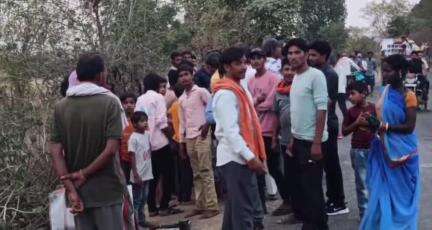 रीठी: डांग मोड़ पर खड़ी बाइक से टकराए दो बाइक सवार युवक घायल, उपचार जारी