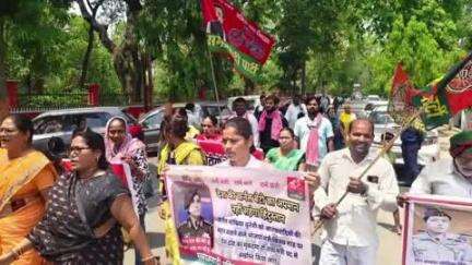 गोंडा: सपा महिला मोर्चा की जिलाध्यक्ष ने ADM को सौंपा ज्ञापन, BJP मंत्री ने सैन्य अधिकारी सूफिया कुरैशी पर दिया था निंदनीय बयान