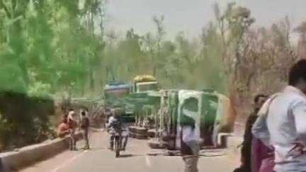 गोपद बनास: सिकरा के जंगल में तेज रफ्तार ट्रक पलटा, चालक गंभीर रूप से घायल