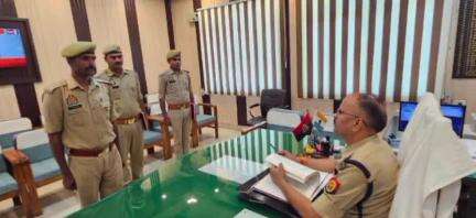 कर्वी: एसपी ने पुलिस कार्यालय के चैम्बर में थाना/चौकियों में तैनात बीट पुलिस अधिकारियों की बीट बुक की जांच की