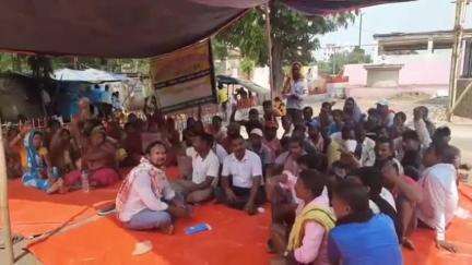 गोड्डा: गोड्डा नगर परिषद के सफाई कर्मी अधिकारियों की उदासीनता से नाराज, अशोक स्तंभ परिसर में फिर धरने पर बैठे