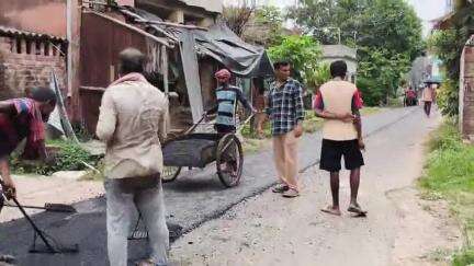 বারাসাত ১: দত্তপুকুর মান্নাপাড়ায় দীর্ঘদিনের বেহাল রাস্তা সংস্কার, খুশি এলাকাবাসী #jansamasya